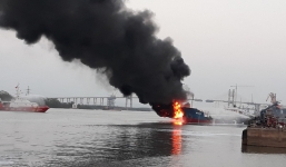 Bộ trưởng Công an đến hiện trường vụ cháy tàu xăng dầu ở Hải Phòng