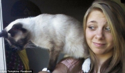 Cô gái trẻ tự tay móc đi đôi mắt của mình vì phê ma túy đá