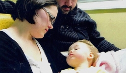 Bé gái mắc bệnh không thể cứu vãn, mẹ cô bé làm một hành động để từ biệt con thì đột nhiên 'phép lạ' xảy ra