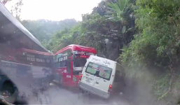 Xe khách 45 chỗ đâm trực diện xe du lịch 16 chỗ đang đổ đèo Sa Pa