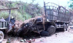 Xe chở 10 tấn dưa hấu bị lật, 2 người tử vong tại chỗ