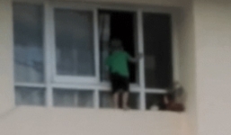Hoảng hốt bé trai trèo ra ngoài cửa sổ chung cư tầng 11, hàng xóm sợ hãi la hét