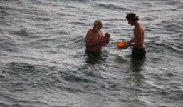 Khoảnh khắc hiếm thấy, em bé chào đời dưới biển còn nguyên dây rốn