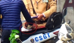 Lãnh đạo CSGT Hà Nội họp khẩn vụ clip cảnh sát nhận 'mãi lộ'