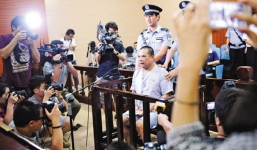 Sau 40 năm liêm khiết, quan công an TQ biến chất thành kẻ 'hút máu' trơ trẽn, 'ăn không từ thứ gì'!