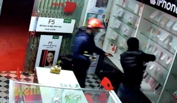 Clip 2 kẻ trộm táo tợn bẻ khóa cửa hàng điện thoại và cái kết gay cấn