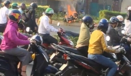 Pha thoát chết ngoạn mục của nam thanh niên khỏi xe máy bốc cháy dữ dội 