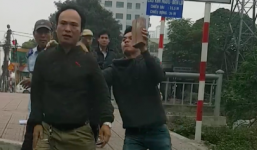 Va chạm giao thông, tài xế bị ba người đàn ông dùng gạch đánh tới tấp