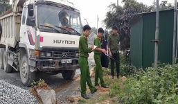 Hy hữu: Xe tải không người lái đâm chết người tại mỏ đá