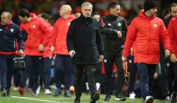Thua tủi hổ trên sân nhà,  Mourinho bị 2 huyền thoại M.U 'chửi' sấp mặt