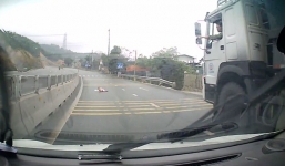 Rùng mình cảnh em bé vô tư bò qua đường trước mũi xe tải