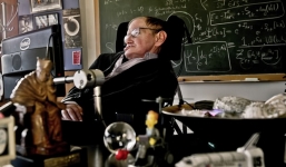  Thiên tài vật lý Stephen Hawking qua đời ở tuổi 76