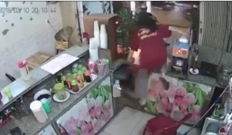 Phát hiện trộm xe máy, cô gái trẻ phi thân qua quầy hàng giật lại