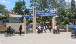 Đình chỉ học tập 1 năm học sinh bóp cổ cô giáo ở Bến Tre