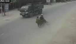 Video: Cụ ông thoát chết thần kỳ sau khi bị xe máy tông cực mạnh
