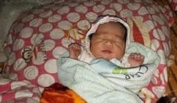 Bé gái sơ sinh được 1 tuần tuổi không mặc quần áo bị bỏ rơi trước cổng trường cấp 3