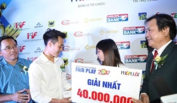 Văn Toàn tặng giải thưởng Fair-play cho nữ cầu thủ giúp mẹ chữa bệnh