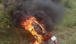 Con bị CSGT giữ, bố chạy đến xin không được, châm lửa đốt luôn xe