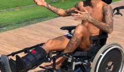 Ngồi xe lăn đóng giả Stephen Hawking, Neymar bị 'ném đá' tơi bời