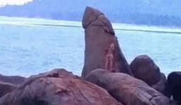 Nữ du khách khỏa thân chụp hình bên tảng đá thiêng gây phẫn nộ