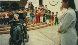 Chuyện ít biết về con gái nuôi người Việt của nhà bác học Stephen Hawking