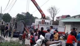 Giao hàng về, tài xế ngơ ngác thấy ô tô bỗng dưng chìm nghỉm ở dưới sông