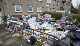 Chưa kịp dọn khỏi căn nhà thuê, người phụ nữ ngỡ ngàng khi thấy đồ đạc của mình bị vứt hết ra trước cửa nhà