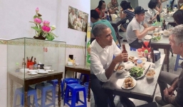 Câu chuyện chiếc bàn ăn ông Obama từng ngồi lồng khung kính lên báo nước ngoài, cộng đồng mạng bàn tán xôn xao