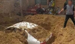 Tông trúng 3 người, đem ô tô về chôn sau nhà để phi tang