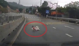 Vụ bé 8 tháng bò qua đường quốc lộ: Cha mẹ bé nói gì?