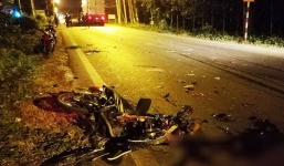 Ba xe máy tông nhau trong đêm, 1 xe văng vào gầm container khiến 5 người thương vong