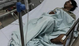 Cả làng sợ hãi kéo nhau đến bệnh viện kiểm tra sau khi 4 người uống rượu tử vong