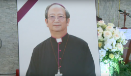 Hàng nghìn giáo dân đón linh cữu Tổng giám mục Phaolô Bùi Văn Đọc