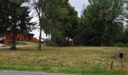 Vào công viên và đọc tấm bảng gắn trên chiếc ghế hai vợ chồng hay ngồi, người vợ nghẹn ngào bật khóc