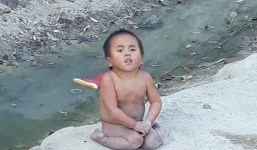 Mẹ ruột đột ngột qua đời, bé gái bị liệt 2 chân ngồi giữa trời đông lạnh giá ở Mường Lát được thai phụ Sài Gòn nhận làm con nuôi