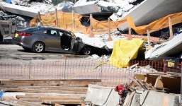 Mỹ: Sập cầu đi bộ 950 tấn, hàng chục người bị chôn vùi dưới đống đổ nát