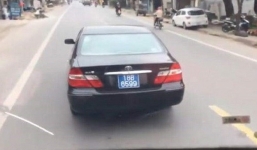  Đánh võng trêu ngươi xe khách, lái xe  BTC Tỉnh ủy Nam Định bị phạt nguội