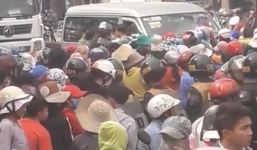 Nhà máy chưa xây, hàng trăm người dân đã chặn đường phản đối