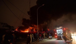 Hà Nội: Cháy xưởng phế liệu ở Triều Khúc, 50 cán bộ, chiến sỹ được huy động dập lửa