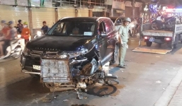 Xế hộp nổ lốp tông hàng loạt xe máy ở TP.HCM