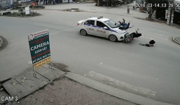 Tin TNGT mới nhất ngày 16/3/2018: Hai mẹ con bị ô tô hất tung lên nắp capô