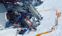 Cáp treo 'nổi điên', hất văng hàng chục người