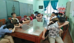 Kiểm tra quán karaoke lúc sáng sớm, hàng chục dân chơi phê ma tuý tháo chạy tán loạn