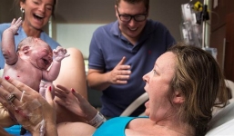 Con mới cất tiếng khóc chào đời, bà mẹ vừa nhìn thấy con đã hét lên kinh ngạc 