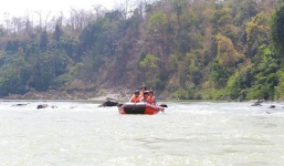 Hai thiếu nữ bị nước cuốn trôi khi nhà máy đang vận hành xả nước