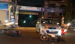 Ô tô 4 chỗ đâm hàng loạt xe máy, ít nhất 3 người bị thương nặng