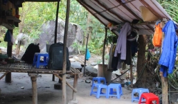 Chồng cuồng ghen dùng kéo đâm chết vợ rồi treo cổ tự tử, bỏ lại con nhỏ bơ vơ