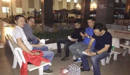 Thấy dòng người mệt lả vì tắc đường suốt 4, 5 tiếng trên cao tốc Pháp Vân, nhóm tài xế quyết định làm việc khiến ai cũng nể phục