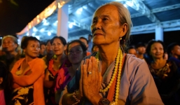 Hàng nghìn người dân đứng bên đường đưa tiễn linh cữu nguyên Thủ tướng Phan Văn Khải