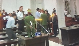 Video: Nhiều người tới ôm, bắt tay thăm hỏi ông Đinh La Thăng tại phiên tòa